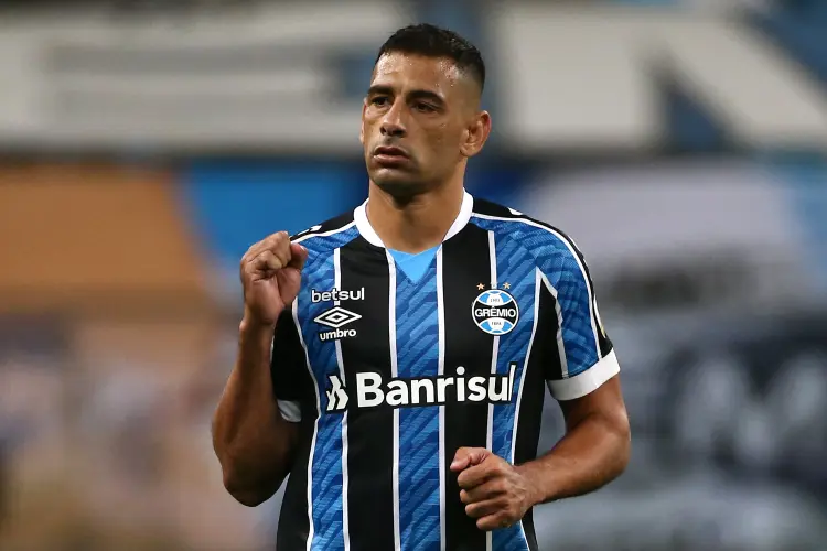 PORTO ALEGRE, BRAZIL - DECEMBER 09: Diego Souza of Gremio celebrates after scoring the first goal of his team during a first leg match between Gremio and Santos as part of Copa CONMEBOL Libertadores 2020 quarter finals at Arena do Gremio on December 09, 2020 in Porto Alegre, Brazil. (Photo by Diego Vara - Pool/Getty Images) (Diego Vara/Getty Images)