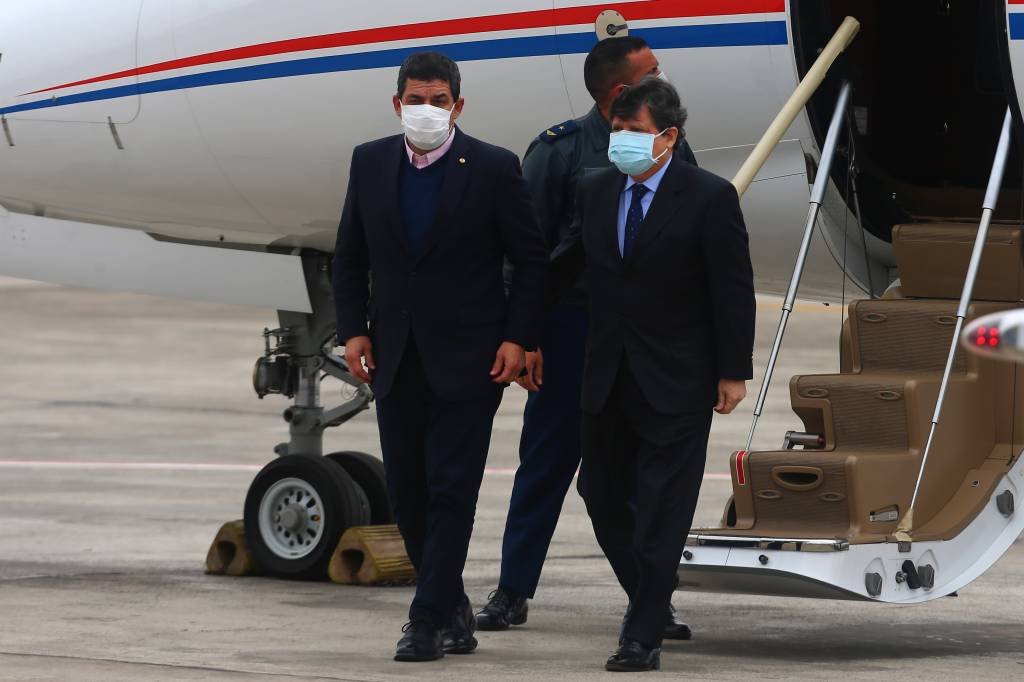 Hugo Velázquez chegando à Base Aerea paraguaia (AFP/Getty Images)