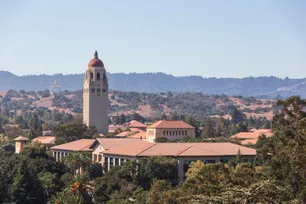Imagem referente à matéria: Universidade de Stanford encerrará mais de 360 postos de trabalho após cortes de Trump