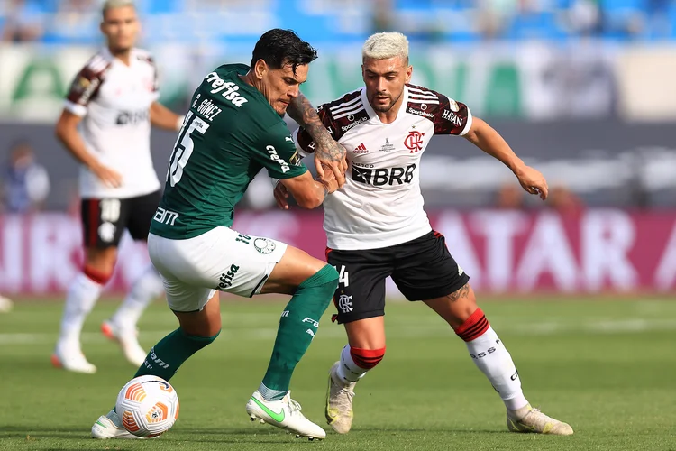 MONTEVIDEO, URUGUAY - NOVEMBER 27: Gustavo Gomez of Palmeiras fights for the ball with Giorgian de Arrascaeta  of Flamengo during the final match of Copa CONMEBOL Libertadores 2021 between Palmeiras and Flamengo at Centenario Stadium on November 27, 2021 in Montevideo, Uruguay. (Photo by Buda Mendes/Getty Images) (Buda Mendes/Getty Images)