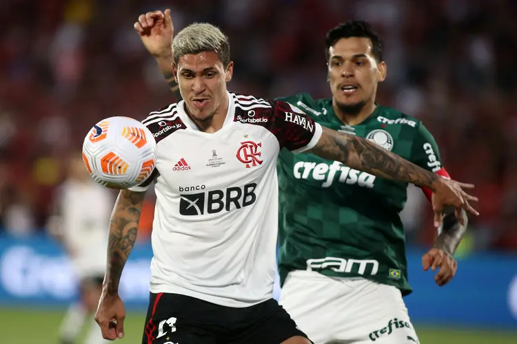 MONTEVIDEO, URUGUAY - NOVEMBER 27:  Pedro of Flamengo fights for the ball with Gustavo Gomez of Palmeiras during the final match of Copa CONMEBOL Libertadores 2021 between Palmeiras and Flamengo at Centenario Stadium on November 27, 2021 in Montevideo, Uruguay. (Photo by Ernesto Ryan/Getty Images) (Ernesto Ryan/Getty Images)