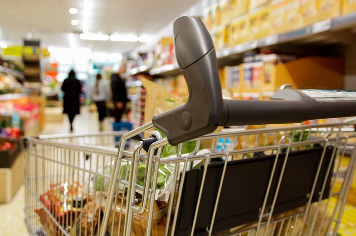 Carrinho de supermercado: IPCA de julho será divulgado nesta terça (Kinga Krzeminska/Getty Images)