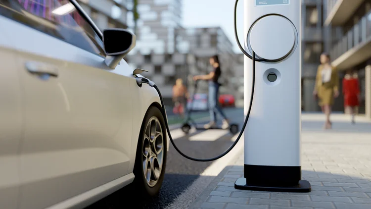 Carro elétrico sendo recarregado (Getty Images/Getty Images)