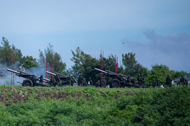 Taiwan: soldados taiwaneses disparam artilharia durante um exercício de fogo vivo em Pingtung (Annabelle Chih/Getty Images)