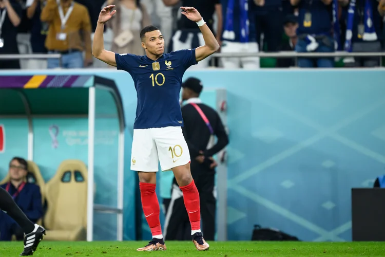 Kylian Mbappé comemora ao marcar o segundo gol da França contra a Polônia em jogo válido pelas oitavas de final da Copa do Mundo 2022 (Marvin Ibo Guengoer - GES Sportfoto/Getty Images)