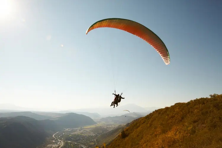 Parapente: homem sofre acidente durante salto e quase morre; veja vídeo (Getty Images/Reprodução)