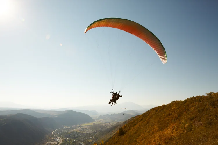 Parapente: homem sofre acidente durante salto e quase morre; veja vídeo (Getty Images/Reprodução)