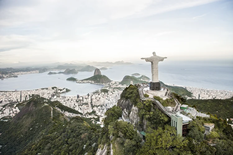 Segundo o Centro de Operações do Rio, às 17h30, a cidade tinha oito registros de bolsões d'água (Christian Adams/Getty Images)