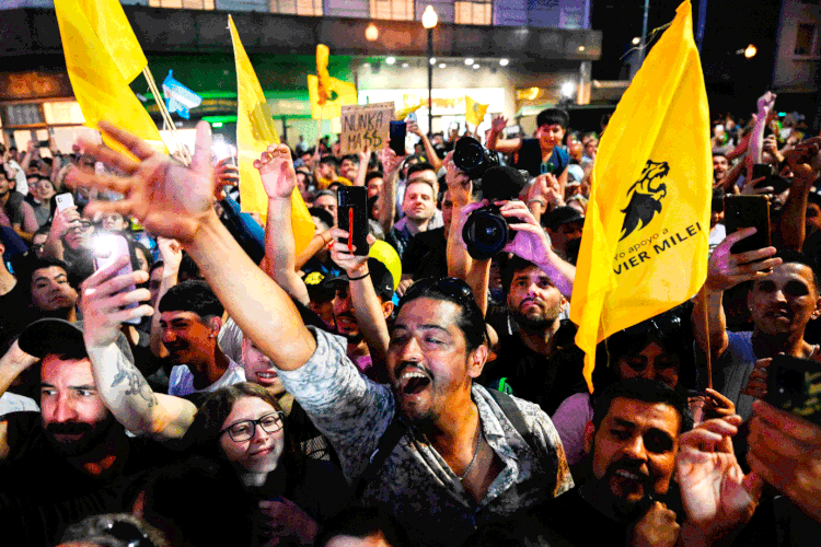 Apoiadores de Javier Milei celebram vitória em Buenos Aires (Luis Robayo/AFP)