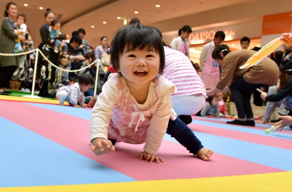 Até agora, mais de 30 famílias inscreveram seus bebês para acompanhar mais de 100 idosos (KAZUHIRO NOGI/Getty Images)
