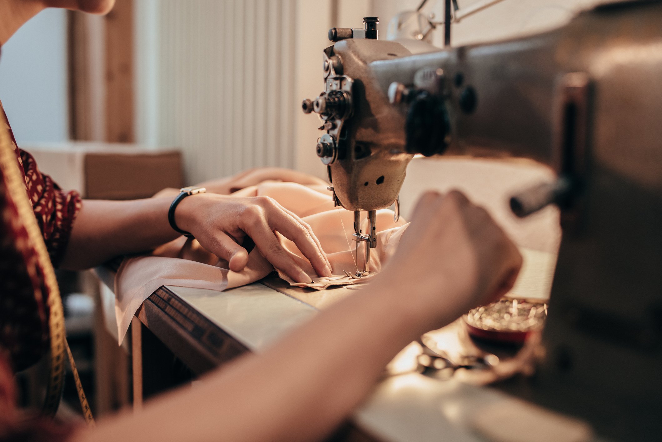 Lojas Renner S.A. cria programa para mulheres da cadeia produtiva da moda