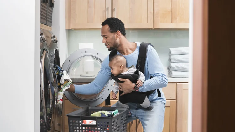 Segundo pesquisa da Catho, 7% dos homens disseram já ter deixado o mercado de trabalho para cuidar dos filhos. (Ariel Skelley/Getty Images)