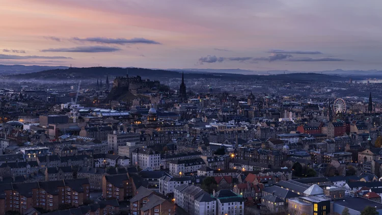 Edimburgo, com suas paisagens históricas e eventos culturais, reafirma sua posição como um dos destinos mais inspiradores da Europa. (bluefinart/Getty Images)