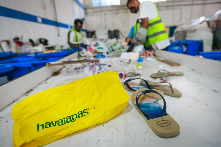 O Havaianas reCICLO já beneficiou cerca de 513 famílias por meio das cooperativas de reciclagem (Havaianas/Carlos Macedo/Reprodução)