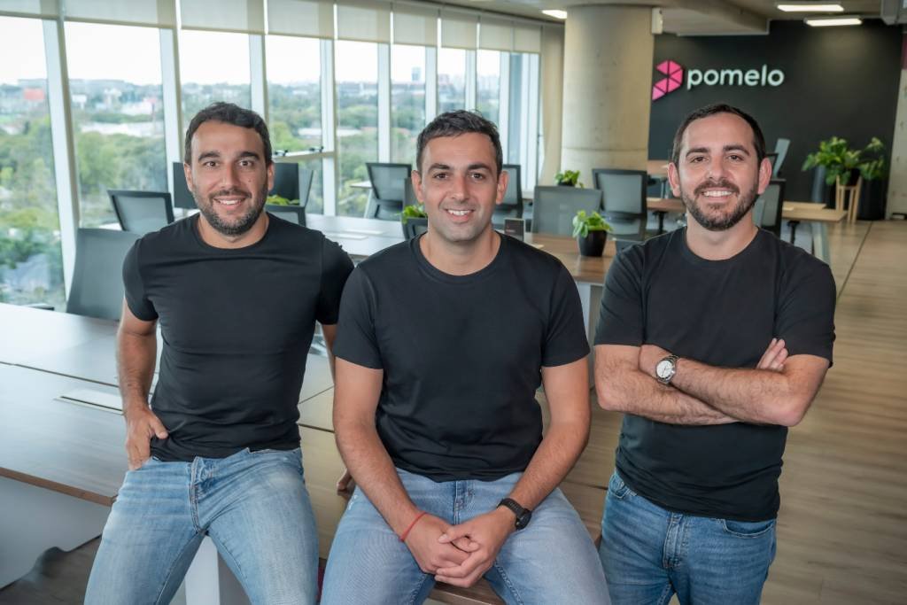 Hernan Corral, Gaston Irigoyen e Juan Fantoni, fundadores da Pomelo: startup que oferece estrutura para emissão de cartões para fintechs e empresas capta mais US$ 15 milhões (Pomelo/Divulgação)