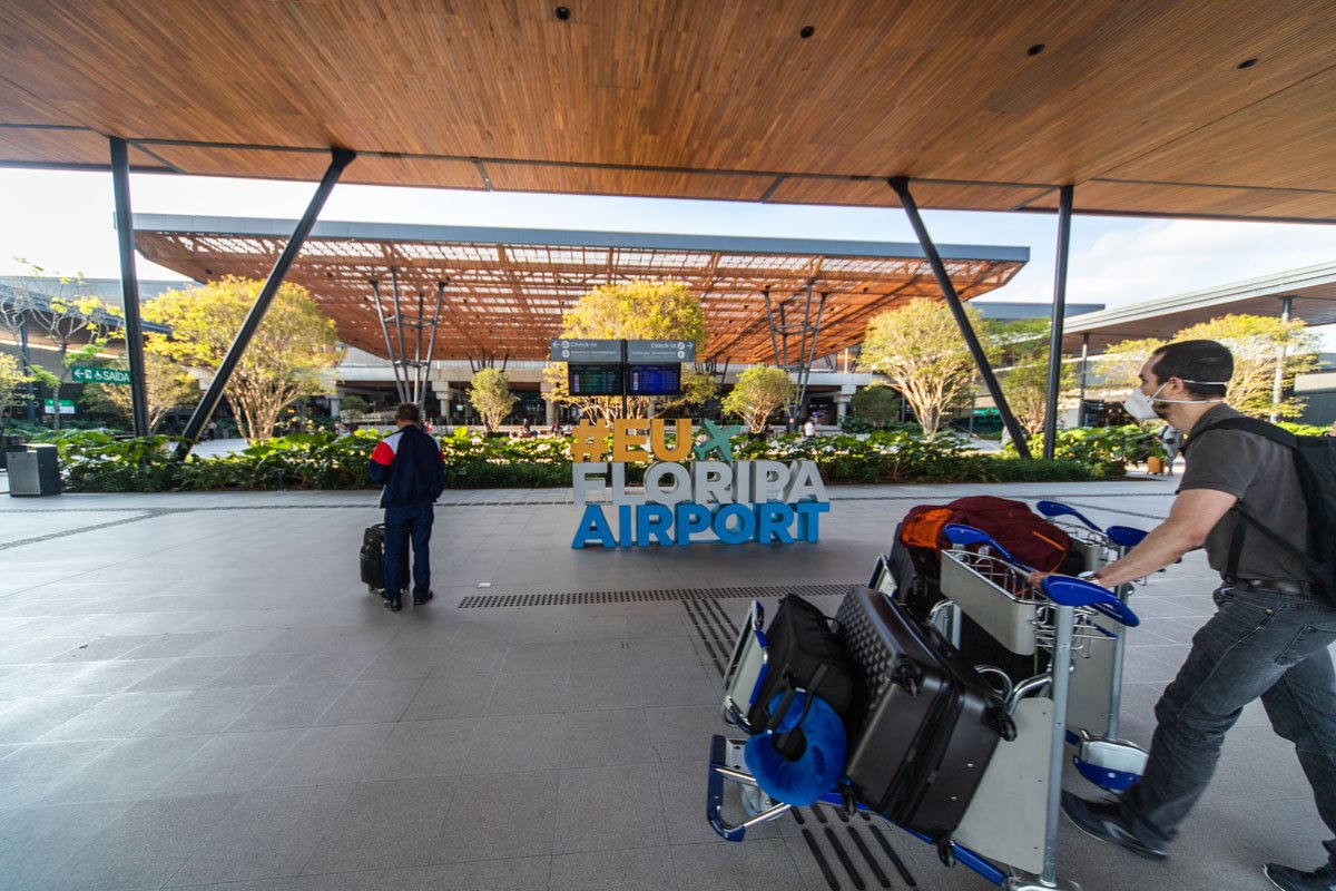 Aeroporto de Florianópolis está fechado depois que aeronave da Azul sofreu danos na aterrissagem