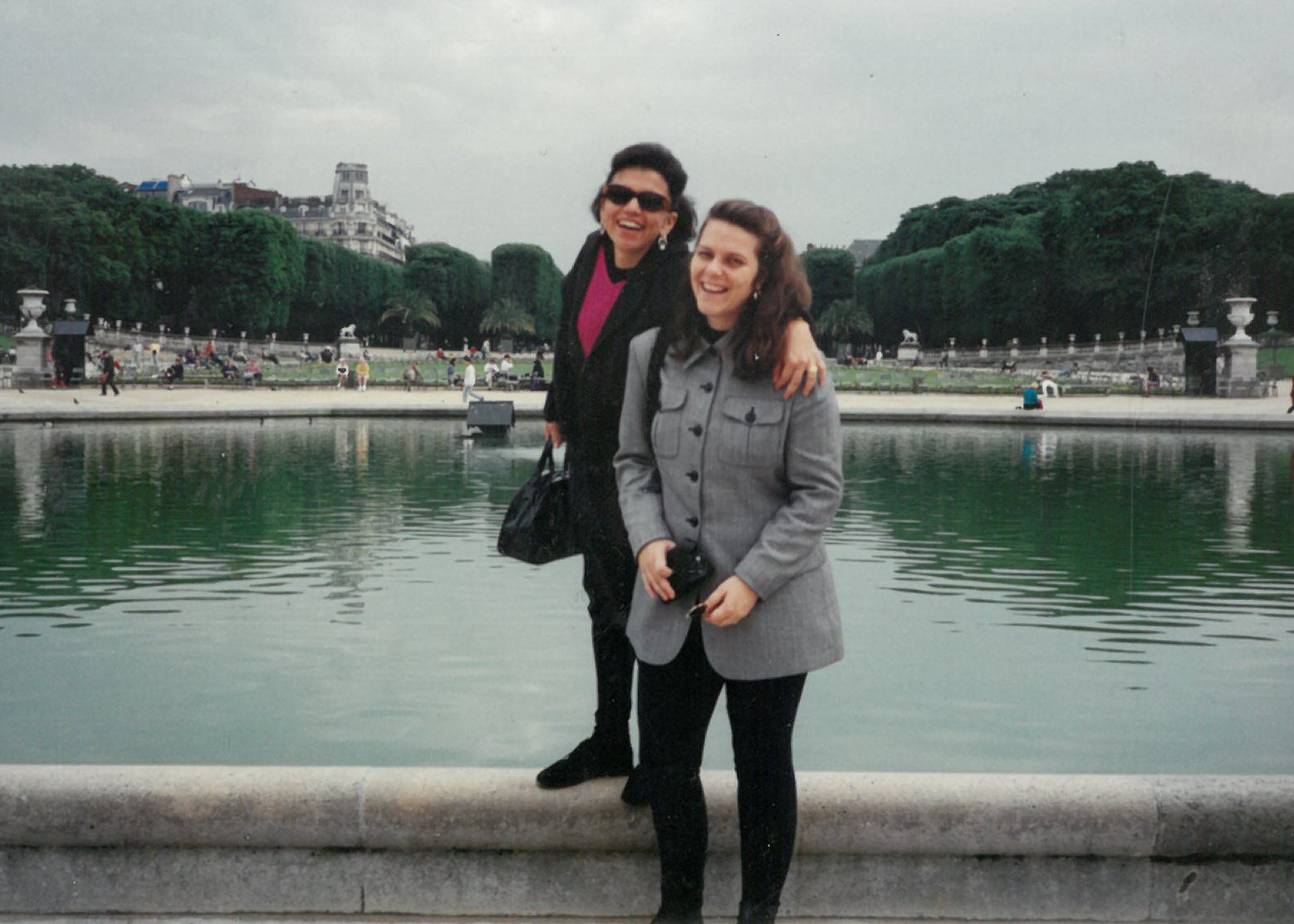 Ivani e Silvana em Paris nos anos 1980 em viagem para descobrir tendências