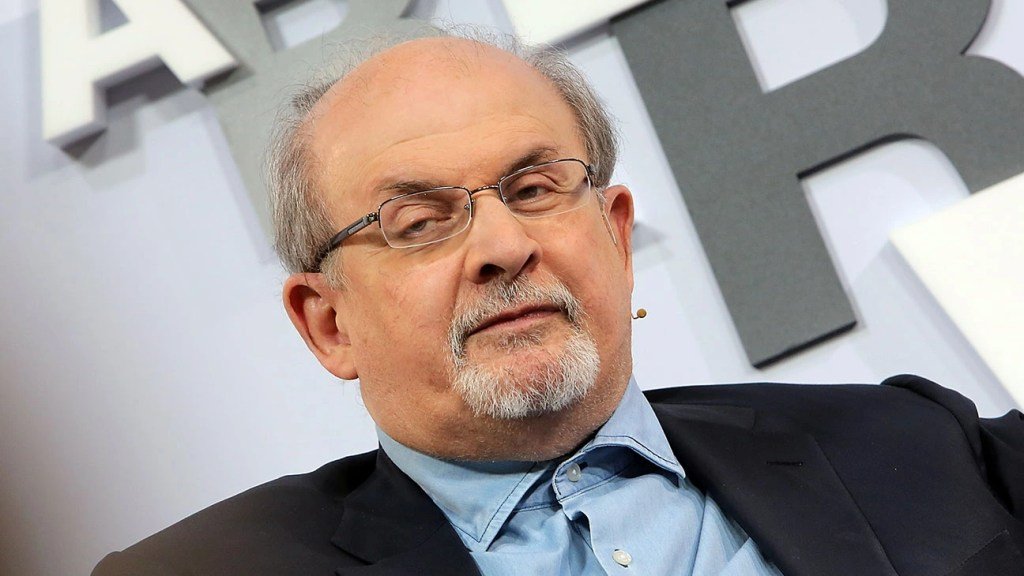 Com melhora, Salman Rushdie é retirado de respirador