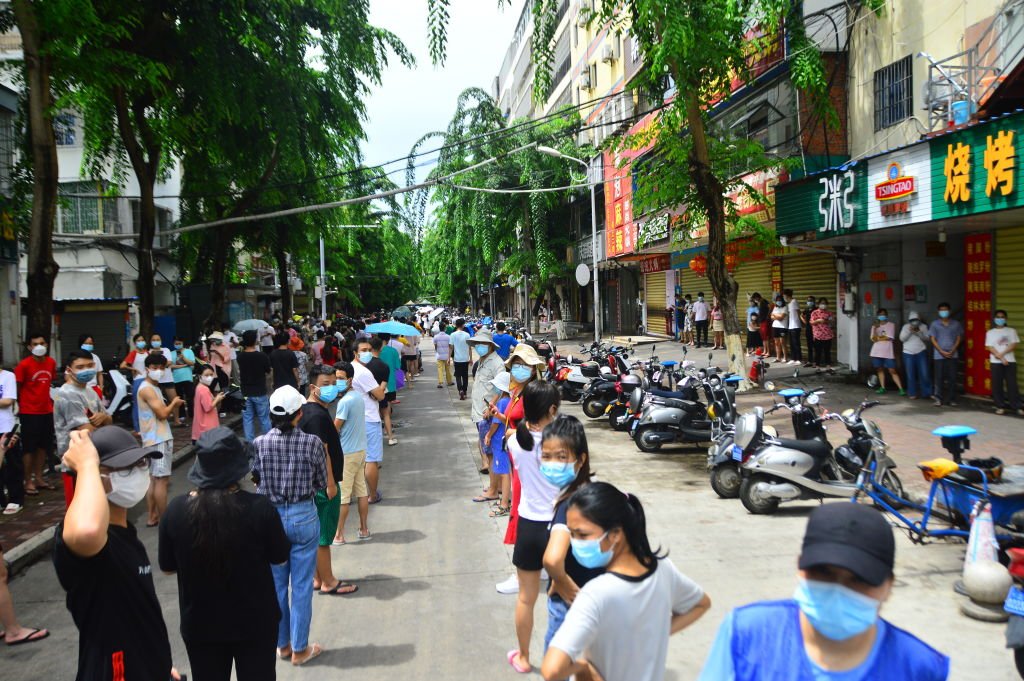 Mais de 80 mil turistas estão bloqueados em ilha chinesa após surto de covid