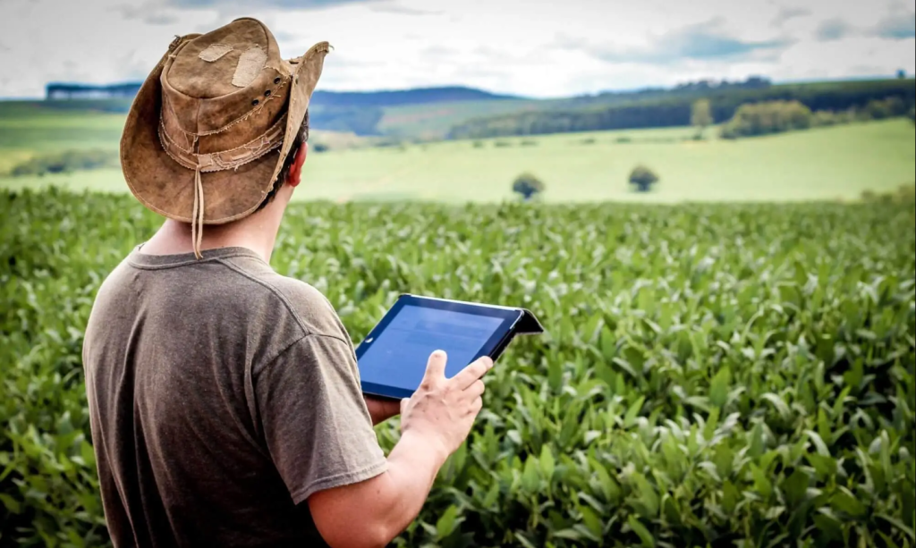 O trabalhador rural está trocando a enxada pelo tablet – e você pode se beneficiar disso; entenda