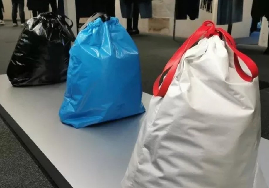 Balenciaga: o que está por trás da 'bolsa saco de lixo' de R$ 10 mil?