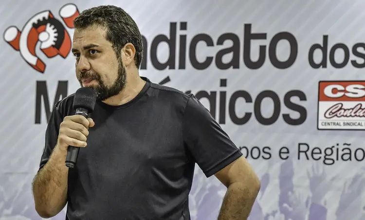 SP - SÃO JOSÉ DOS CAMPOS/VISITA/BOULOS - GERAL - O pré-candidato à Deputado Federal no Estado de São Paulo pelo Psol, Guilherme Boulos, esteve no Sindicato dos   Metalúrgicos, na cidade de São José dos Campos, na região do Vale do Paraíba, neste sábado, 16 de julho de 2022,   onde teve uma conversa com diversos apoiadores. Guilherme Boulos é o coordenador da campanha do Lula no Estado.  (LUCAS LACAZ RUIZ/Estadão Conteúdo)