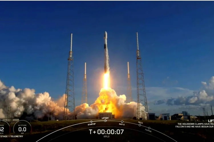 Lançamento do foguete Falcon 9, na Flórida. (Reprodução do vídeo de lançamento/AFP)