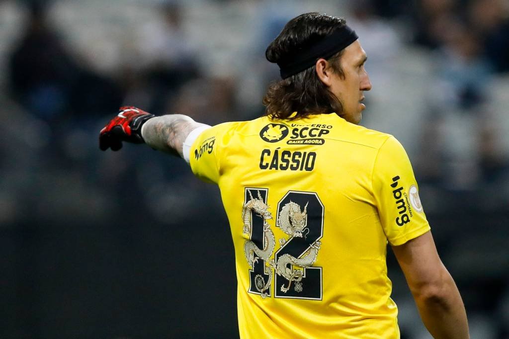 SAO PAULO, BRAZIL - JULY 30: Goalkeeper Cassio of Corinthians wears a commemorative jersey in his honor with two dragons representing the two most important titles won by him with Corinthians during the match between Corinthians and Botafogo as part of Brasileirao Series A 2022 at Neo Quimica Arena on July 30, 2022 in Sao Paulo, Brazil. (Photo by /Getty Images) (Ricardo Moreira/Getty Images)