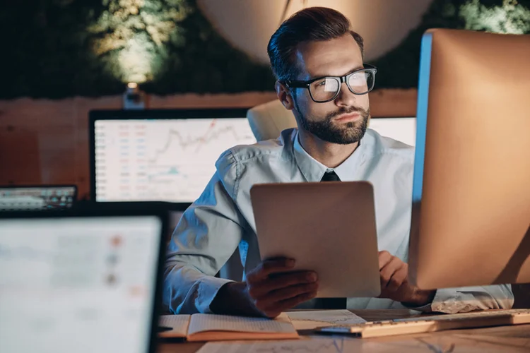 Confident young man working on computer while staying late in the office (Getty/Getty Images)