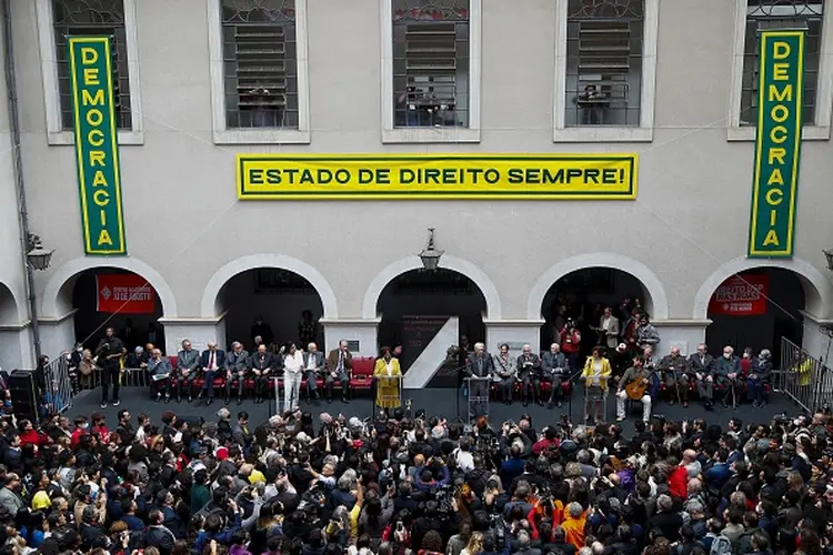 Ato em defesa da democracia é realizado no Largo São Francisco, em São Paulo, sede da Escola de Direito da Universidade de São Paulo (MIGUEL SCHINCARIOL/Getty Images)