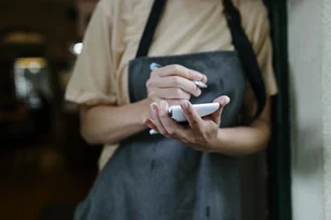 Bússola & Cia: setor de restaurantes registra alta rotatividade de trabalhador