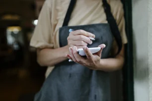 Imagem referente à matéria: Bússola & Cia: setor de restaurantes registra alta rotatividade de trabalhador