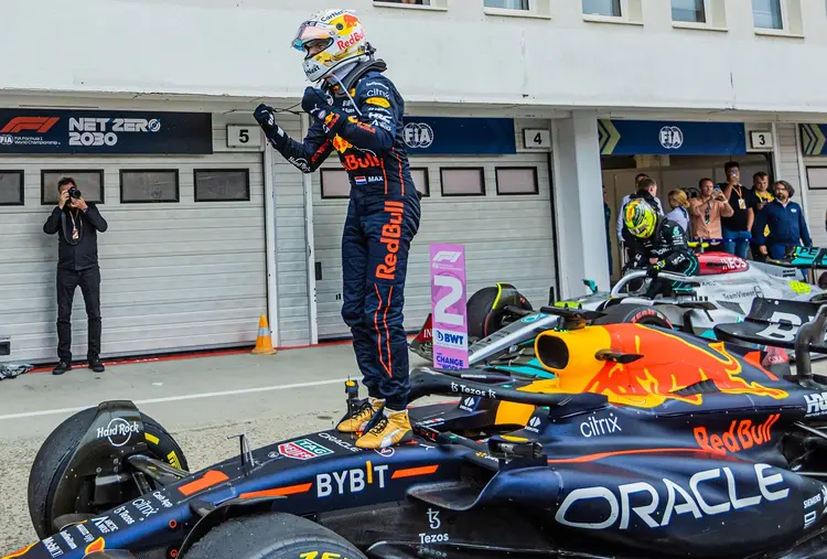 No rádio, Hamilton avisava à Mercedes que seria difícil segurar Verstappen. E foi. (Robert Szaniszló/NurPhoto/Getty Images)