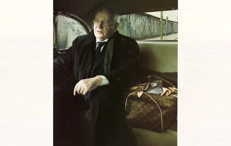 Mikhail Gorbachev em campanha da grife Louis Vuitton: ex-líder da URSS posa passando pelo muro de Berlim com uma mala da marca ao lado (Captura de tela/Annie Leibovitz/Louis Vuitton/Reprodução)