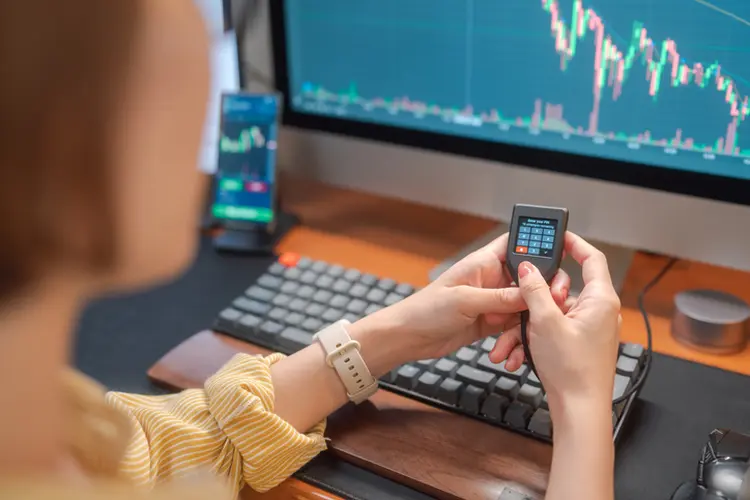 Hands of a woman  using hardware wallet buy cryptocurrency, blockchain investment, decentralize and  Stock market concept (Getty/Getty Images)