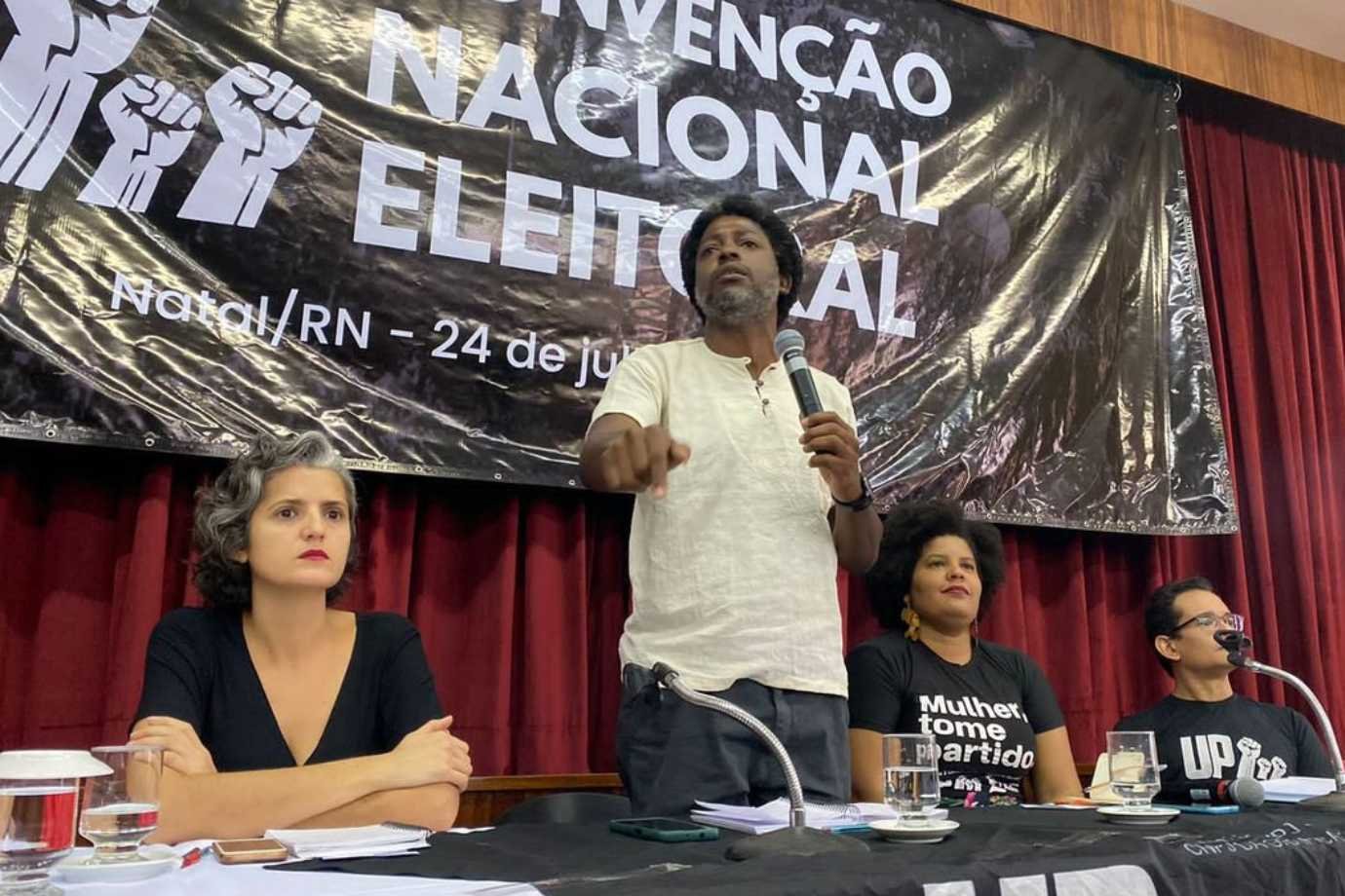 Com panfletagem em fábrica, Léo Péricles inicia campanha eleitoral