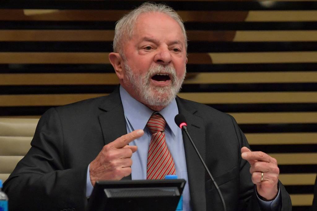 Lula defende reforma administrativa e tributária e diz que 'não existe 3ª via'