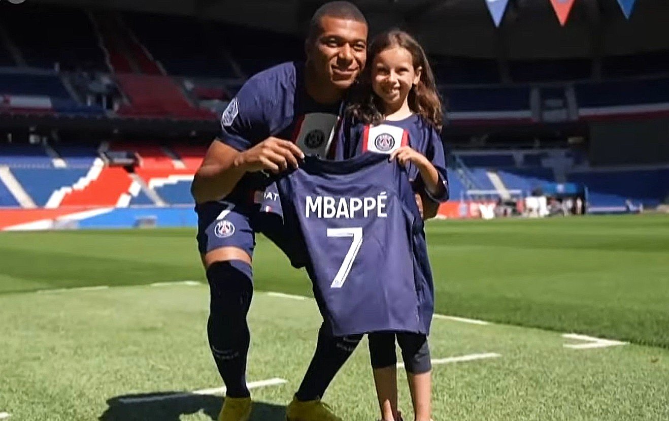 Com doença rara, menina de 8 anos pedala mais de 90 km para encontrar Mbappé; veja vídeo