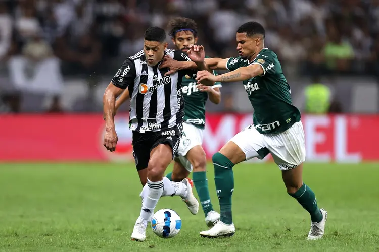 BELO HORIZONTE, BRAZIL - AUGUST 03: Hulk of Atletico-MG battles for possession with Murilo of Palmeiras during a Copa CONMEBOL Libertadores 2022 first-leg quarter final match between Atletico Mineiro and Palmeiras at Mineirao Stadium on August 03, 2022 in Belo Horizonte, Brazil. (Photo by Buda Mendes/Getty Images) (Buda Mendes/Getty Images)