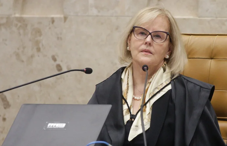 Rosa: A petição, elaborada por deputados federais, afirma que Bolsonaro teria praticado crime contra o Estado Democrático de Direito, crime de responsabilidade, crime eleitoral e atos de improbidade administrativa ao fazer a reunião (Nelson Jr./SCO/STF/Flickr)