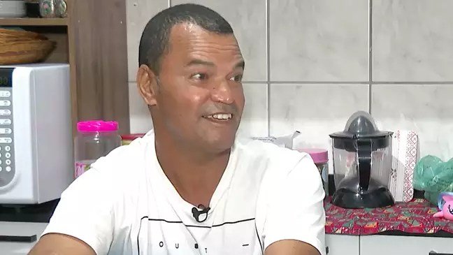 O homem só foi resgatado no sábado, depois que um banhista com uma moto aquática o avistou e chamou o Corpo de Bombeiros (TV Globo/Reprodução)