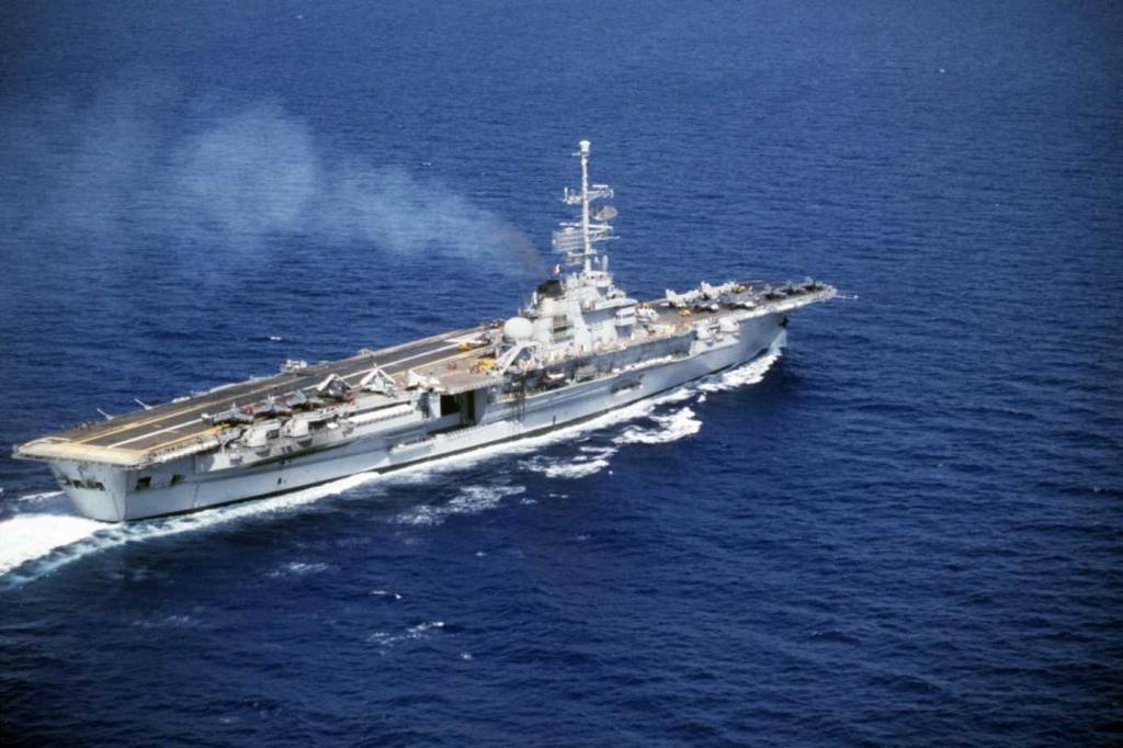O porta-aviões NAe São Paulo quando ainda era operado pela Marinha francesa sob o nome Foch, no Mar Mediterrâneo, em 22 de setembro de 198 (AFP/AFP)