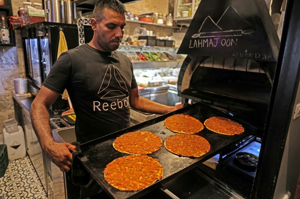 Pratos de uma versão vegana do "lahmayun" no Taboon