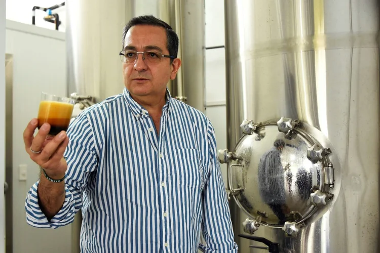 Equatoriano Javier Carvajal mostra cerveja artesanal (AFP/AFP)