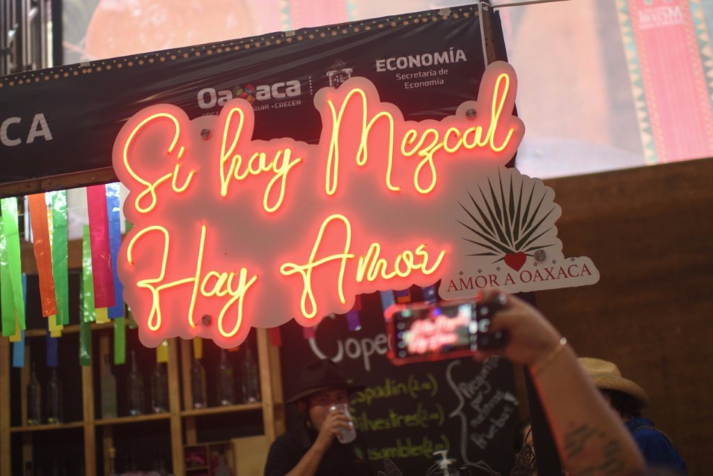 "Se tem mezcal tem amor" diz placa de neon em Oaxaca, México (AFP/AFP)