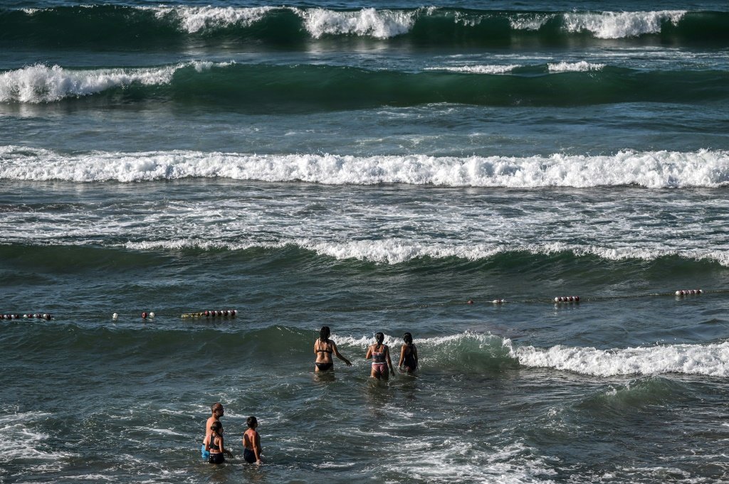 O mar 'sumiu'? Entenda o recuo das águas potencializado pelo ciclone