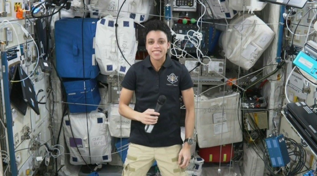 Jessica Watkins em entrevista na Estação Espacial Internacional, em 1º de agosto: parte dos 18 astronautas designados para a missão Artemis (AFP/AFP)