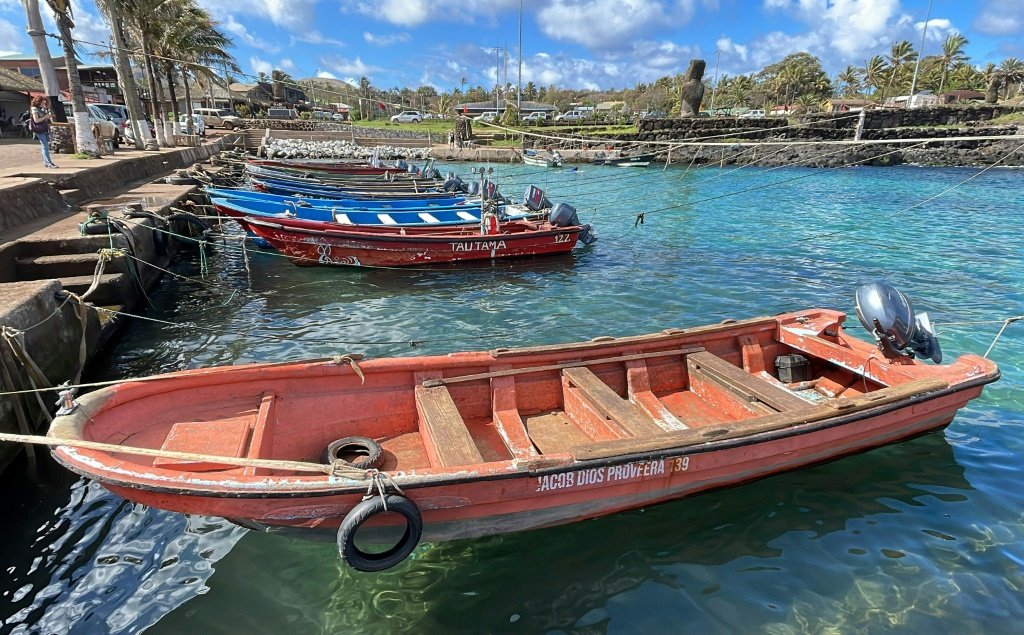 Barcos atracados na Ilha de Páscoa Barcos atracados na Ilha de Páscoa