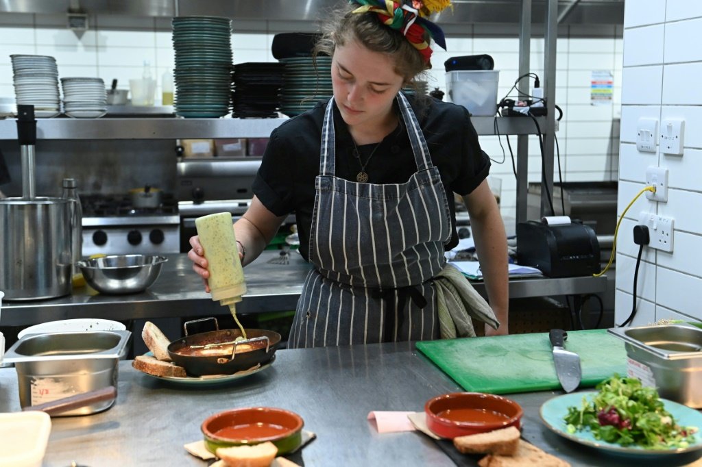 Cozinha do restaurante The Canteen, em Bristol. (AFP/AFP Photo)