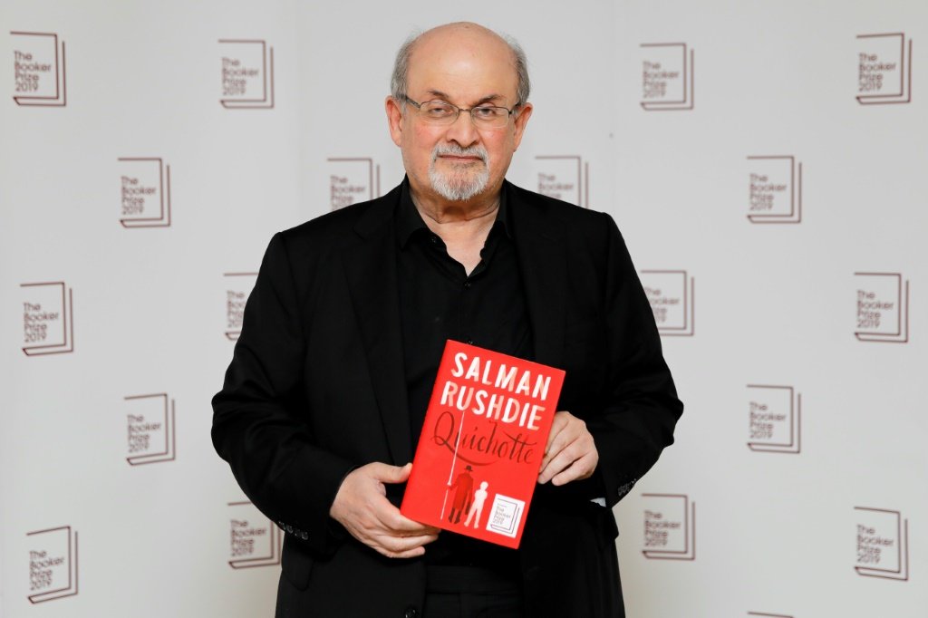 Ativistas e dissidentes responsabilizam Irã por ataque a Salman Rushdie